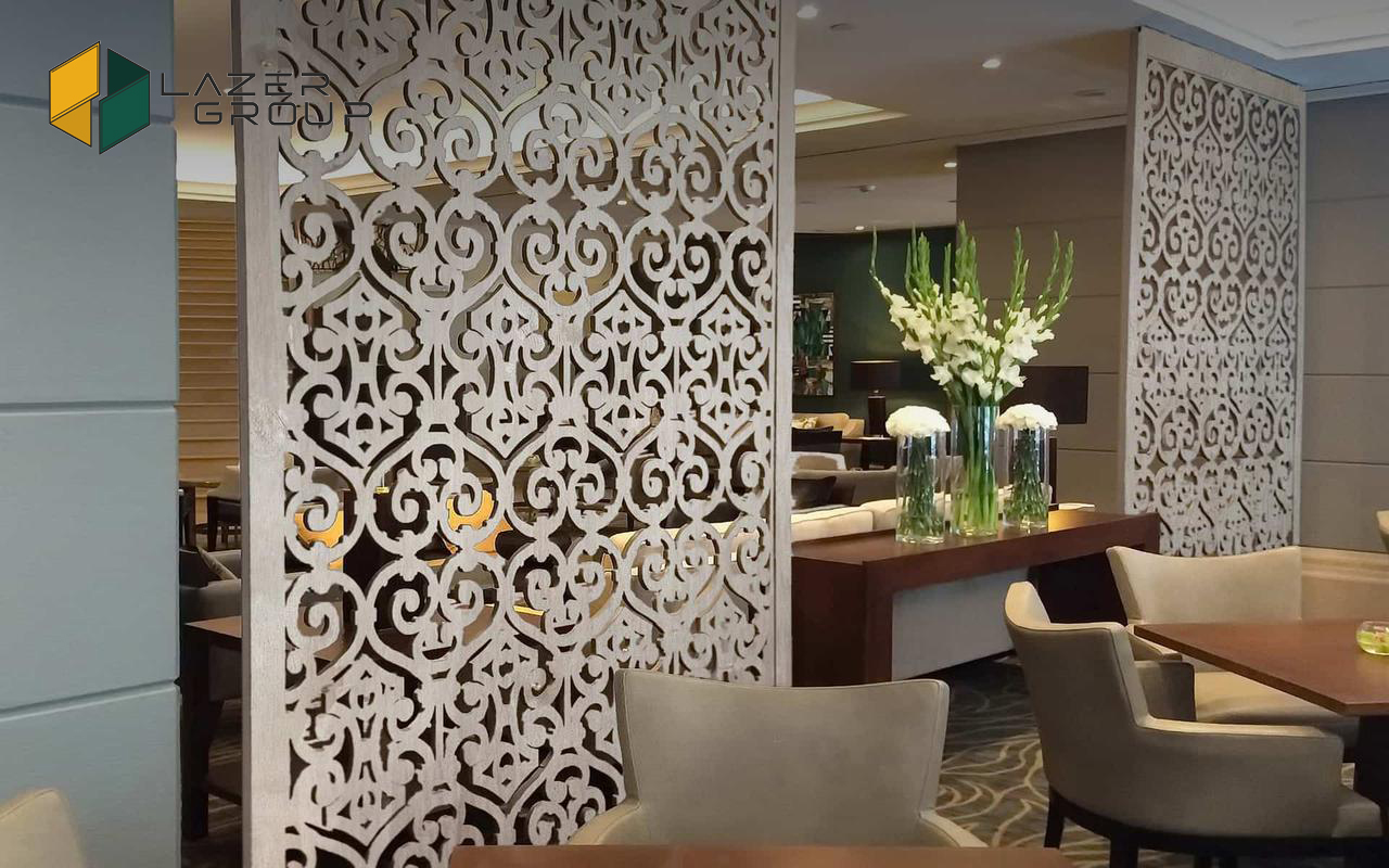 декор на стену лазерная резка. 555268965 w640 h640 reznaya panel mdf. декор на стену лазерная резка фото. декор на стену лазерная резка-555268965 w640 h640 reznaya panel mdf. картинка декор на стену лазерная резка. картинка 555268965 w640 h640 reznaya panel mdf. Благодаря своим уникальным возможностям быстро и точно вырезать сложнейшие художественные элементы из различных материалов, лазерная обработка давно перестала использоваться только для изготовления сувенирной и рекламной продукции. Сегодня ее потенциал активно используется для дизайнерского оформления интерьеров квартир, загородных домов, приусадебных участков, общественных заведений — выставочных центров, баров, кафе, ресторанов, салонов красоты и прочих. Технология лазерной резки позволяет воплощать любые идеи и создавать эксклюзивные предметы декора — панно, перегородки, ширмы, картины, декоративные ограждения, а также вывески, двери и многое другое.